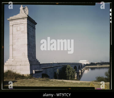 Memorial Bridge, à la recherche du côté de la Virginie de la rivière Potomac ; Memorial Bridge, à la recherche du côté de la Virginie de la rivière Potomac, dans le Lincoln Memorial, Washington, D.C. ; Banque D'Images