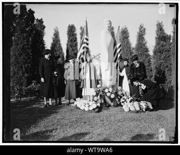 Mémorial à l'armée et la marine a dévoilé les infirmières à Arlington. Washington, D.C., le 8 novembre. Un chiffre de 11 pieds conçu par Frances riche, fille d'Irene riche. Célèbre star de cinéma a été dévoilée dans le cimetière d'Arlington aujourd'hui par une infirmière de l'armée et de la Marine, l'une dédiée à l'armée et la marine des infirmières qui ont donné leur vie dans l'exercice de leurs fonctions, il s'agit d'une infirmière de guerre et tient environ 150 pieds de la Tombe du Soldat inconnu, sur la seule parcelle dans le cimetière réservé aux femmes, de gauche à droite. Mademoiselle Ida Hube, qui a parrainé la statue a servi de 1906 à 1910 en tant qu'infirmière de l'armée ; Irene Rich, mère de la Banque D'Images