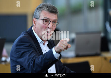 11 septembre 2019, la Thuringe, Erfurt : Dieter Lauinger (Bündnis90/Die Grünen), Ministre des migrations, de la Justice et de la protection des consommateurs de la Thuringe, parle au cours de la session de la législature de Thuringe. La faction de la CDU a fortement attaqué le ministre de la Justice dans le courant d'une heure en raison d'émeutes, les éclosions et plusieurs cas de suicide dans les prisons de Thuringe au cours des dernières années. Il y avait trop peu de personnel dans les prisons et le manque de possibilités d'avancement et de promotion. Photo : Martin Schutt/dpa-Zentralbild/dpa Banque D'Images