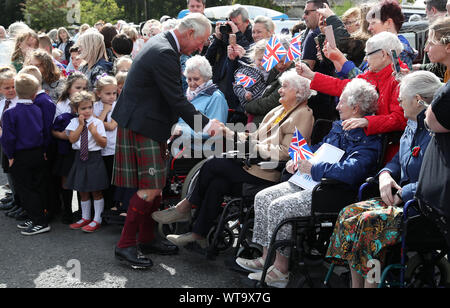 Le Prince de Galles et la duchesse de Cornouailles, connu comme le duc et la duchesse de Rothesay quand wellwishers bienvenue en Ecosse, lors d'une visite au village côtier de Garlieston, Wigtownshire, où le port a joué un rôle important dans les préparatifs du Jour J en 1944, dans l'essai de la ports artificiels. PA Photo. Photo date : mercredi 11 septembre, 2019. Voir histoire PA Charles ROYAL. Crédit photo doit se lire : Andrew Milligan/PA Wire Banque D'Images
