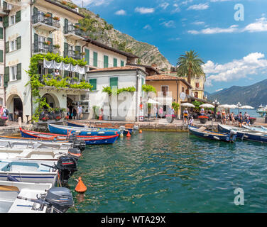 Limone sul Garda - Le petit port sous les Alpes rocks sur le Lago di Garda Lake. Banque D'Images