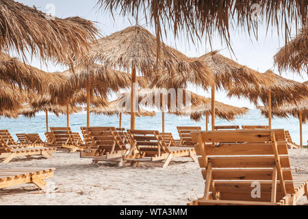 Plage avec parasols et transats reed Banque D'Images