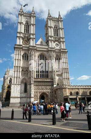 Vue de l'abbaye de Westminster, une célèbre attraction touristique et historique de Londres, avec les touristes d'admirer et prendre des photos de la façade occidentale. Banque D'Images
