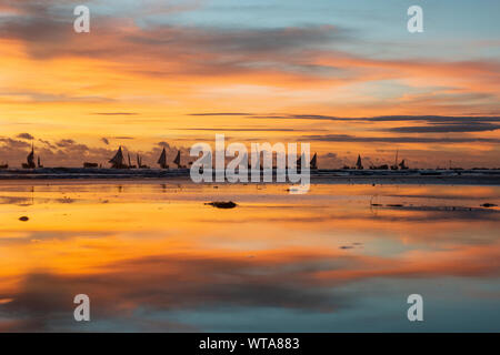Réflexion du ciel dans la mer et du Fisherman's radeaux Banque D'Images