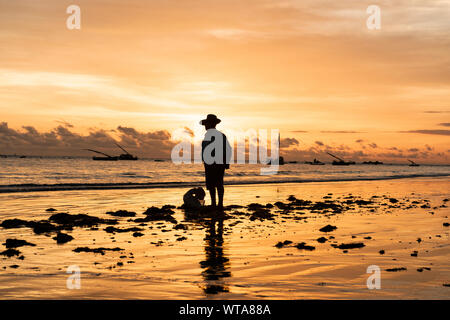 Vieux Pêcheur observe le mouvement des radeaux à Redonda beach Banque D'Images