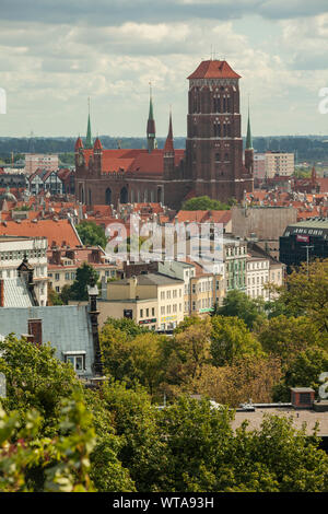 La basilique Sainte-Marie domine la vieille ville de Gdansk, Pologne. Banque D'Images