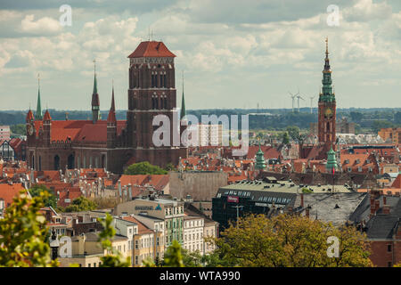 La basilique Sainte-Marie domine la vieille ville de Gdansk, Pologne. Banque D'Images