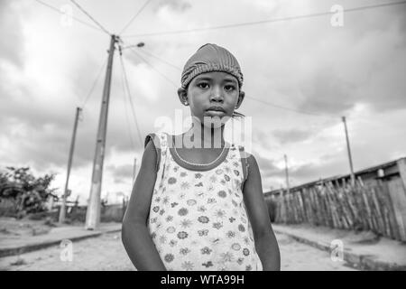 Jeune fille dans les rues de Muquem quilombo Banque D'Images