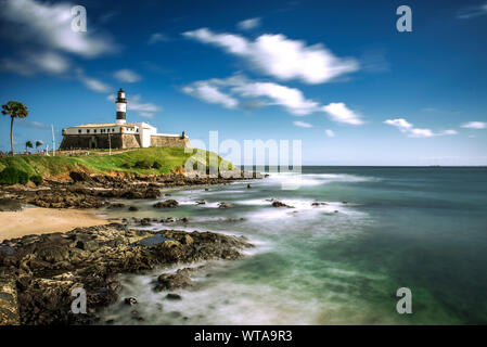 Fort et phare de Santo Antonio da Barra sur Spring Banque D'Images