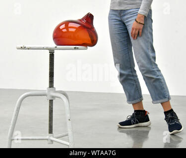 Londres, Royaume-Uni. 11 Septembre, 2019. Mona Hatoum, tabouret II, 2014, à l'exposition en solo au White Cube Bermondsey LONDRES, ROYAUME UNI - 11 septembre 2019 Credit : Nils Jorgensen/Alamy Live News Banque D'Images