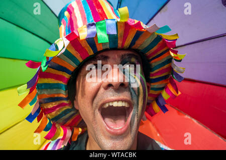 L'homme en costume de carnaval coloré de crier Banque D'Images