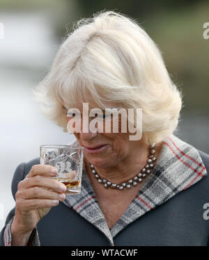 La Duchesse de Rothesay a un whisky au cours d'une visite à la Distillerie Bladnoch où le duc et la duchesse a officiellement ouvert un nouveau centre de visiteurs à la Distillerie Bladnoch Bladnoch Distillery, à l'extrême sud de l'Ecosse distillerie datant de 1817, dans la région de Galloway, Ecosse, Bladnoch. PA Photo. Photo date : mercredi 11 septembre, 2019. Voir histoire PA Charles ROYAL. Crédit photo doit se lire : Andrew Milligan/PA Wire Banque D'Images