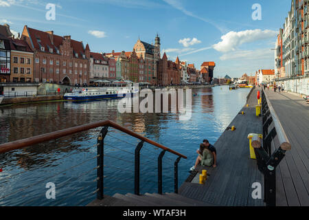 Après-midi d'été à Wyspa (Spichrzow Île Grenier) sur la rivière Motlawa à Gdansk, Pologne. Banque D'Images