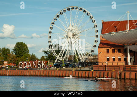 Grande roue à Gdansk, Pologne. Banque D'Images