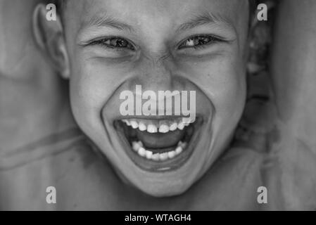 Laughing boy flottant dans la mer de l'île de Superagui Banque D'Images