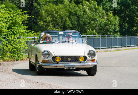 Voiture classique, un vintage Fiat 124 Spider lors d'une réunion pour véhicules historiques Banque D'Images