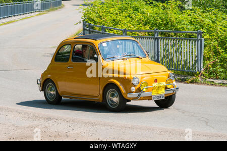 Voiture classique, un petit vintage Fiat 500 au cours d'une réunion pour véhicules historiques Banque D'Images