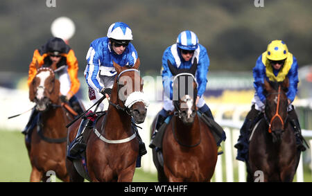 Fox Tal monté par Oisin Murphy (centre gauche) remporte le premier bookmaker William Hill Hippodrome Conditions Stakesduring le premier jour de la William Hill St Leger Festival à Hippodrome de Doncaster. Banque D'Images