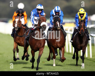 Fox Tal monté par Oisin Murphy (centre gauche) remporte le premier bookmaker William Hill Hippodrome Conditions Stakesduring le premier jour de la William Hill St Leger Festival à Hippodrome de Doncaster. Banque D'Images