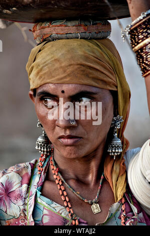 Femme Rajasthani transportent de l'eau dans la tête Banque D'Images