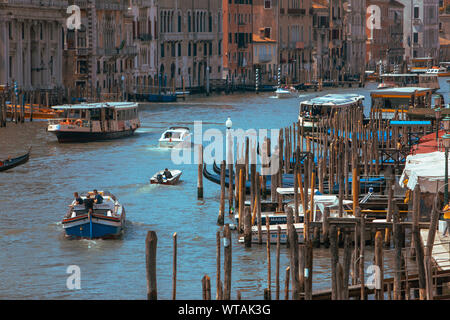 Venise, Italie - 25 mai 2019 : gondoles au grand canal en italie Banque D'Images