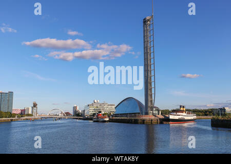 Voir l'est le long de la rivière Clyde, docks de la Govan vers la Science Centre musée avec la tour d'observation, des MES Queen Mary Banque D'Images