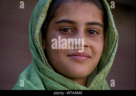 Fille de Leh wearing headscarf Banque D'Images