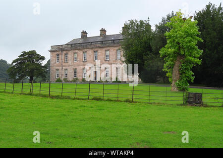 Vue avant de Dalemain Mansion près de Penrith, Cumbria Banque D'Images