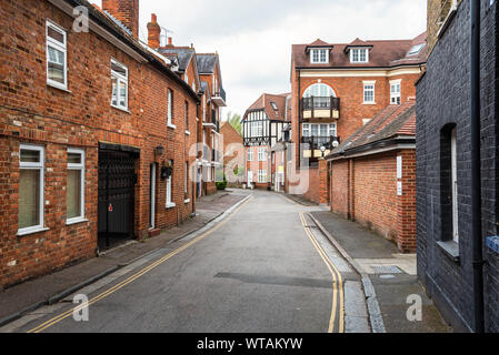 Vide étroite bordée de bâtiments d'habitation en brique traditionnelle britannique sur l'apparence d'un jour de printemps Banque D'Images