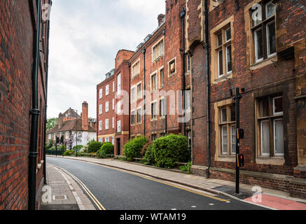 Rue à sens unique bordée de vieux immeubles de brique sur un jour de printemps ensoleillé Banque D'Images