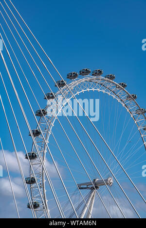 London's Millennium Wheel, maintenant appelé le London Eye. Construit sur la Tamise puis ramené en position verticale. La roue est maintenant commandité par Coca Cola. Banque D'Images