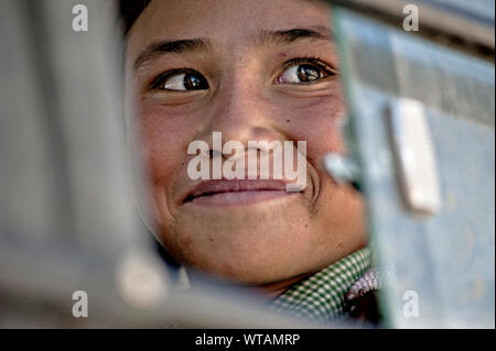 Belle Ladhaki fille dans le bus scolaire, smiling Banque D'Images