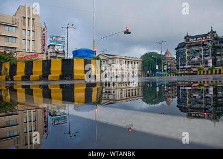 Route du centre-ville de Mumbai en bâtiments reflétant flaque Banque D'Images