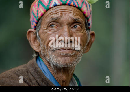 Vieil homme avec un chapeau traditionnel de Kullu à regarder Banque D'Images