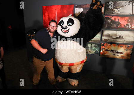 (190911) -- CANBERRA, le 11 septembre 2019 (Xinhua) -- Un visiteur pose avec le personnage dans 'Kung Fu Panda', lors d'une exposition sur DreamWorks Animation dans le Musée National de l'Australie (NMA) à Canberra, Australie, le 11 septembre 2019. NMA lancera la DreamWorks Animation : l'exposition sur le Jeudi. Jusqu'au 2 février 2020, l'exposition regroupe plus de 400 articles à partir de 33 films de DreamWorks Animation, dont Shrek, Madagascar, Kung Fu Panda, le Prince d'Egypte, How to Train Your Dragon. Pour aller avec 'caractéristique : Balade dans le monde de Shrek et Kung Fu Panda' (Xinhua/Liang Tianzhou) Banque D'Images