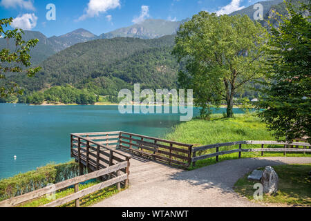 Le lac Lago di Ledro au milieu des Alpes dans le district du Trentin . Banque D'Images