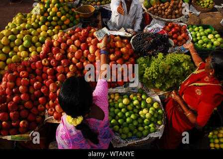 Les indiens l'achat et la vente de fruits et légumes dans les rues Banque D'Images