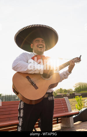 Musiciens mexicains mariachi jouant de la guitare Banque D'Images