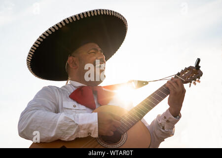 Musiciens mexicains mariachi jouant de la guitare Banque D'Images