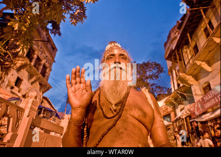 Sadhu, saint homme indien en geste Abhaya mudra Banque D'Images