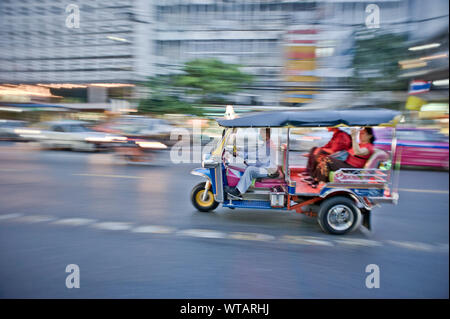 Auto rickshaw dans les rues de Bangkok Banque D'Images