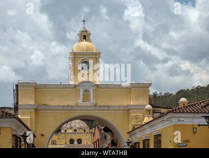 Horloge jaune arch. El arco de santa catalina Antigua Guatemala. Banque D'Images