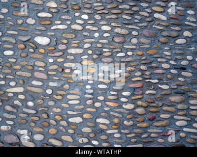 Chaussée de pierre grise avec des pierres de couleur Banque D'Images