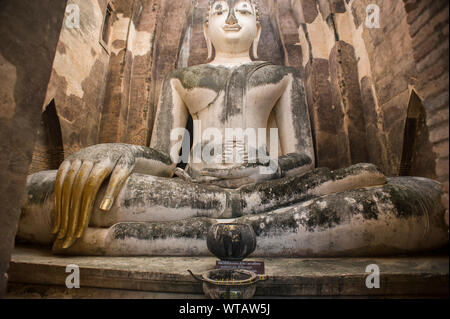 Wat Si Chum, statue du Bouddha géant dans le parc historique de Sukhothai Banque D'Images