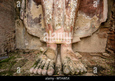 Wat Mahathat statue Bouddha Debout, pieds Banque D'Images