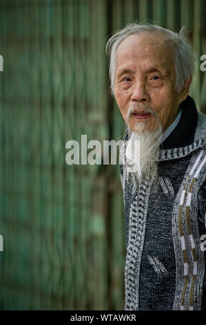 Vieil homme dans les rues de Hanoi Banque D'Images