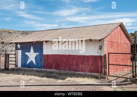 Côté métallique d'une grange, décoré avec une peinture du drapeau du Texas, près de Fort Davis à Jeff Davis Comté (Texas) Banque D'Images