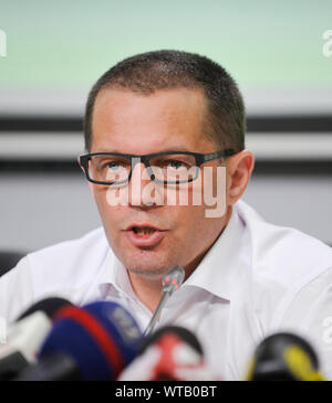 Suschenko romain, journaliste ukrainien de l'agence de presse nationale Ukrinform et prisonnier, publié récemment par la Russie parle au cours d'une conférence de presse à Kiev.Roman Suschenko était un correspondant à Paris pour l'agence de presse nationale ukrainienne Ukrinform et il a été arrêté le 30 septembre 2016 à Moscou, où il est arrivé avec un voyage privé de Paris. Le 7 octobre 2016, il a été accusé d'espionnage. Le 4 juin 2018, le tribunal municipal de Moscou a condamné Sushchenko à 12 ans dans une prison à sécurité maximale. L'échange de prisonniers entre l'Ukraine et la Russie a eu lieu le 07 septembre 2019. Banque D'Images