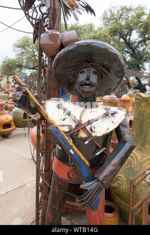 Metal art de cour en vente à la boutique de poterie Poterie Ranch dans Marble Falls, Texas Banque D'Images