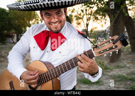 Musiciens mexicains mariachi jouant de la guitare Banque D'Images